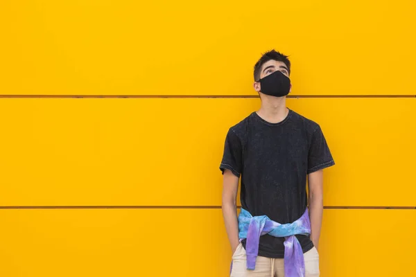 Jong Man Tiener Straat Muur Met Gezicht Masker — Stockfoto