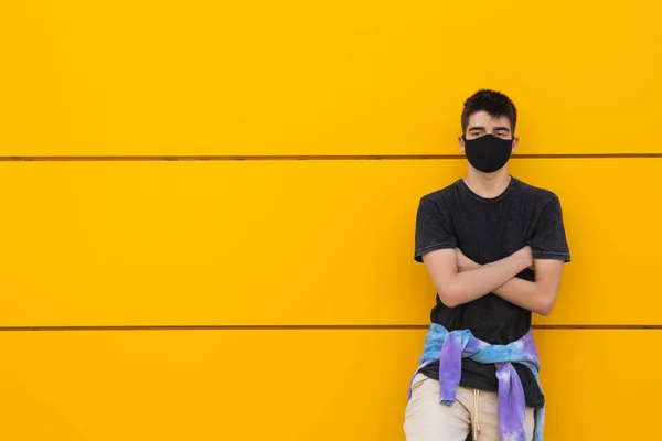 Junger Männlicher Teenager Mit Gesichtsmaske Hauswand — Stockfoto