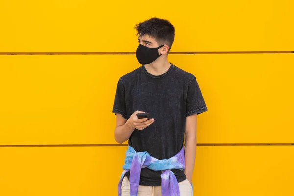 Jonge Man Met Masker Mobiele Telefoon Stad — Stockfoto