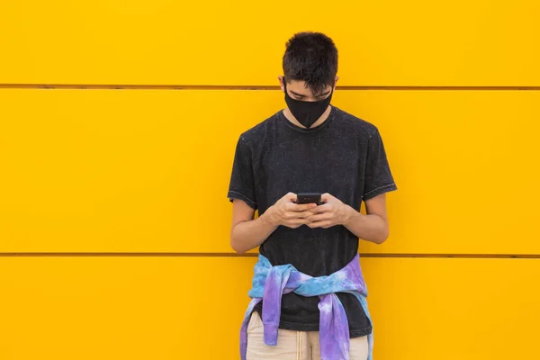 Junger Mann Mit Maske Und Handy Der Stadt — Stockfoto
