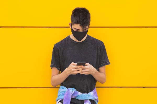 Jonge Man Met Masker Mobiele Telefoon Stad — Stockfoto