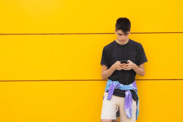 Adolescente Calle Ciudad Con Teléfono Móvil — Foto de Stock