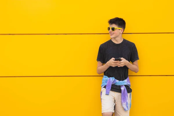 Şehirde Cep Telefonuyla Dolaşan Bir Genç — Stok fotoğraf