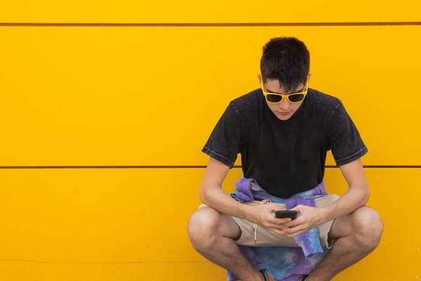 Jovem Adolescente Menino Com Telefone Celular Rua — Fotografia de Stock