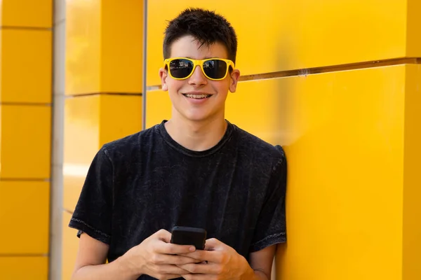 Jeune Homme Avec Téléphone Portable Dans Rue — Photo