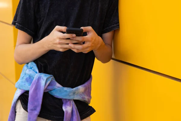 Jong Mannetje Met Mobiele Telefoon Straat — Stockfoto