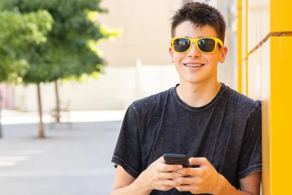 Jong Man Tiener Straat Met Mobiele Telefoon — Stockfoto