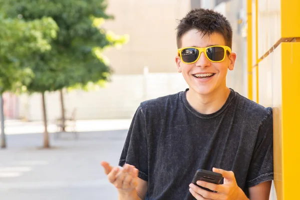 Jovem Adolescente Rua Com Telefone Celular — Fotografia de Stock