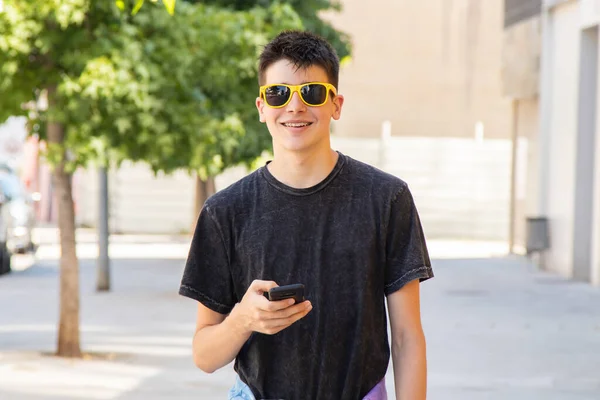 Jonge Man Met Mobiele Telefoon Wandelen Stad — Stockfoto