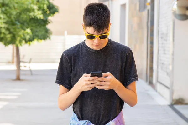 Joven Con Teléfono Móvil Caminando Por Ciudad — Foto de Stock