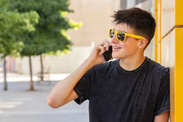 Jovem Adolescente Rua Com Telefone Celular — Fotografia de Stock