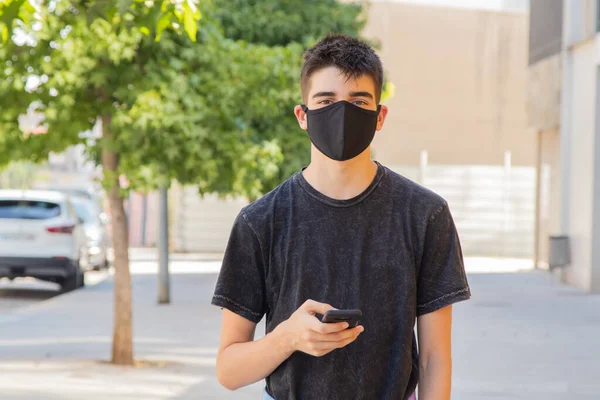 Jonge Man Met Masker Mobiele Telefoon Straat — Stockfoto