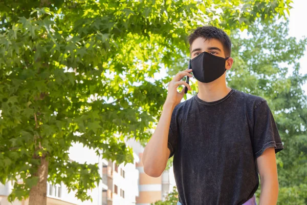 Jonge Man Met Masker Mobiele Telefoon Straat — Stockfoto