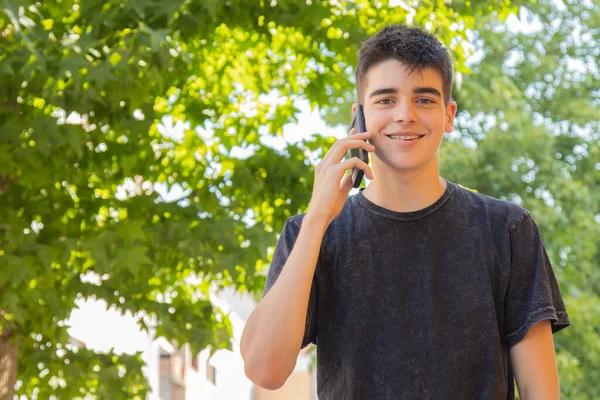 Adolescente Masculino Con Teléfono Móvil Calle — Foto de Stock