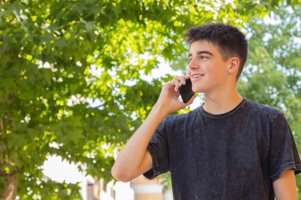 Adolescente Masculino Con Teléfono Móvil Calle — Foto de Stock