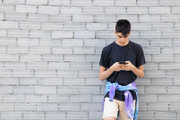 Tiener Student Straat Met Mobiele Telefoon — Stockfoto