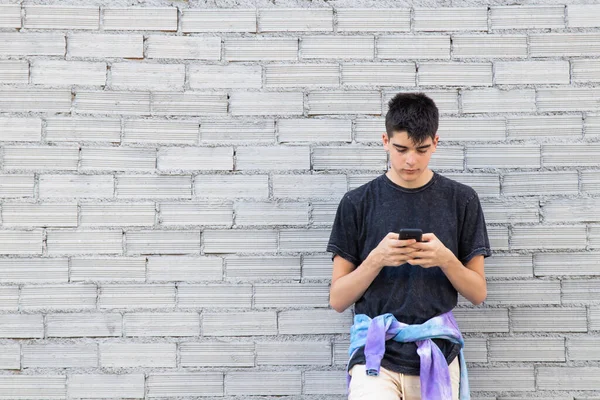 Хлопчик Підліток Мобільним Телефоном Стіні Вулиці — стокове фото