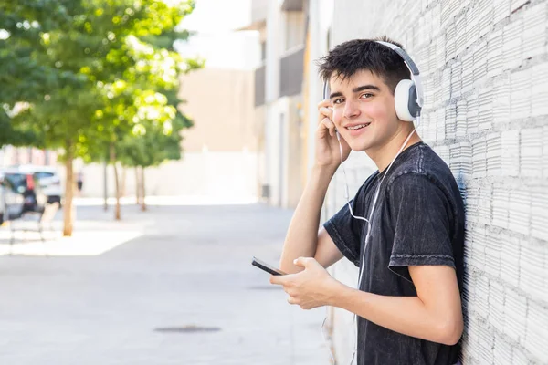 Έφηβος Αγόρι Κινητό Τηλέφωνο Και Ακουστικά Στο Δρόμο — Φωτογραφία Αρχείου