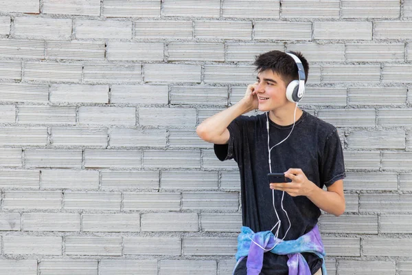 Jong Mannetje Met Mobiele Telefoon Koptelefoon Straat — Stockfoto