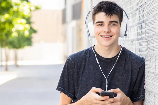 Adolescent Garçon Avec Téléphone Portable Écouteurs Dans Rue — Photo