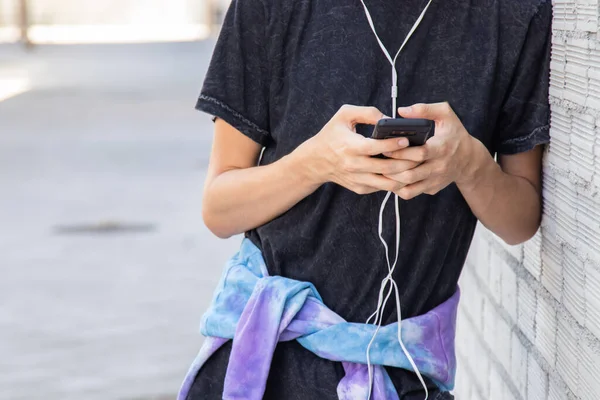 Gros Plan Adolescent Avec Téléphone Portable Dans Rue — Photo