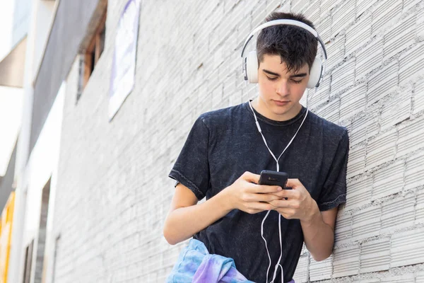 Tiener Jongen Met Mobiele Telefoon Koptelefoon Straat — Stockfoto