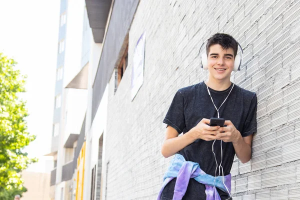 Jonge Man Straat Met Mobiele Telefoon Koptelefoon — Stockfoto