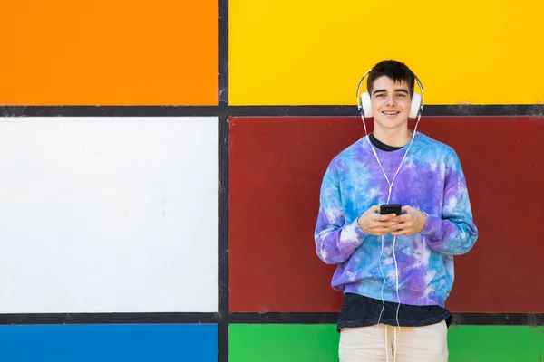 Jovem Adolescente Com Celular Fones Ouvido Parede Colorida — Fotografia de Stock