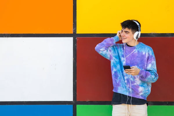 Jovem Adolescente Com Celular Fones Ouvido Parede Colorida — Fotografia de Stock