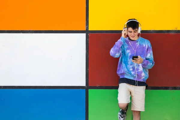 Młody Człowiek Ulicy Telefonem Komórkowym Słuchawkami — Zdjęcie stockowe