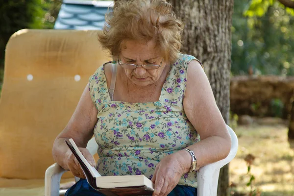 Senior Kvinna Läser Bok Parken Utomhus — Stockfoto