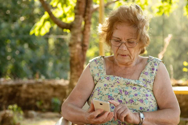 Dışarıda Cep Telefonu Olan Son Sınıf Öğrencisi — Stok fotoğraf