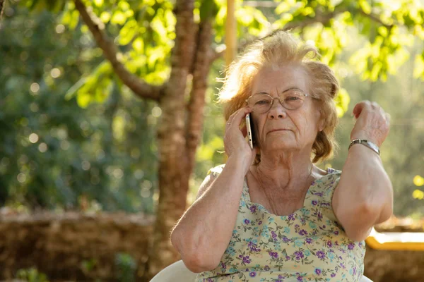 Старша Жінка Мобільним Телефоном Відкритому Повітрі — стокове фото
