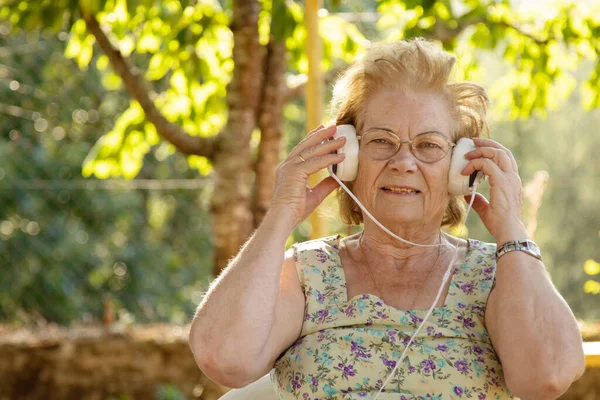 Donna Anziana Con Cuffie Ascoltare Musica — Foto Stock