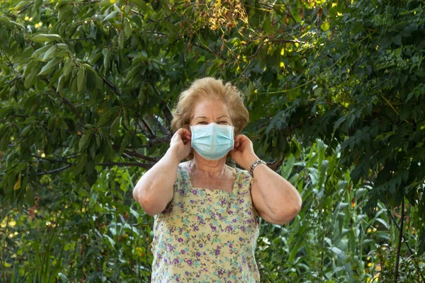 Retrato Mulher Idosa Com Máscara Facial — Fotografia de Stock