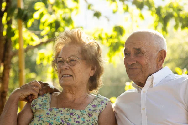Pareja Ancianos Abrazándose Campo Aire Libre — Foto de Stock