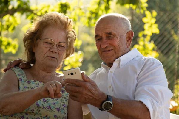 Senior Par Tittar Mobiltelefon — Stockfoto