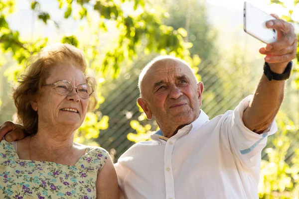 Mor Eller Farföräldrar Eller Äldre Par Fotograferar Med Mobiltelefon — Stockfoto