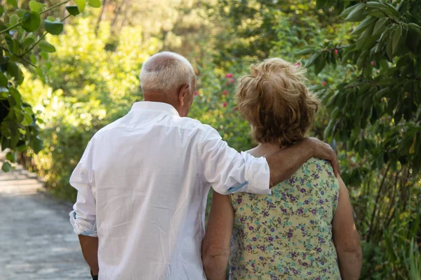 Senior Par Promenader Omfamnas Utomhus — Stockfoto