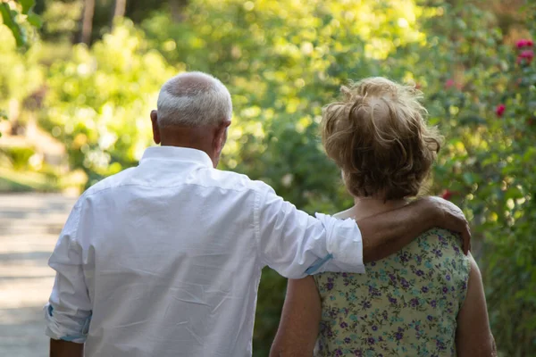 Senior Par Promenader Omfamnas Utomhus — Stockfoto