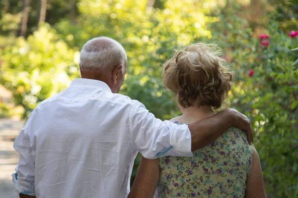 Seniorenpaar Spaziert Umarmt Ins Freie — Stockfoto