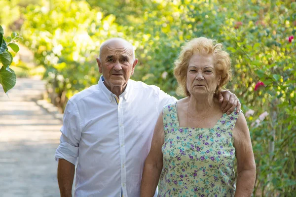 Senior Par Promenader Omfamnas Utomhus — Stockfoto