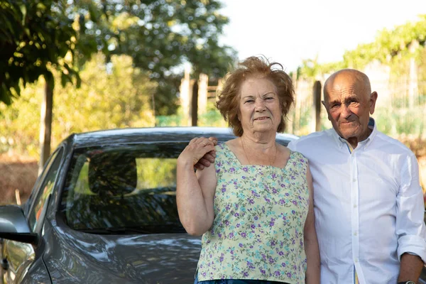 Dışarıda Arabası Olan Yaşlı Bir Çiftin Portresi — Stok fotoğraf