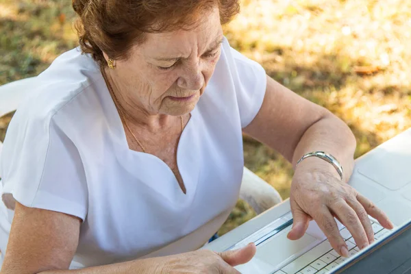 Senior Vrouw Werken Met Laptop — Stockfoto