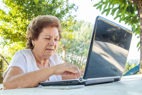 Dizüstü Bilgisayarla Çalışan Yaşlı Kadın — Stok fotoğraf