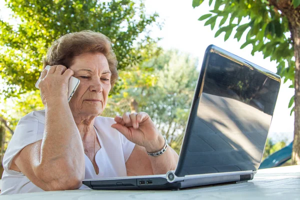 Cep Telefonu Dizüstü Bilgisayarı Olan Son Sınıf Öğrencisi — Stok fotoğraf