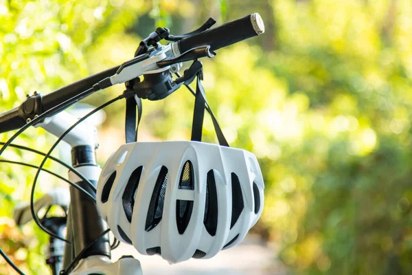 带头盔 运动和冒险的山地自行车 — 图库照片