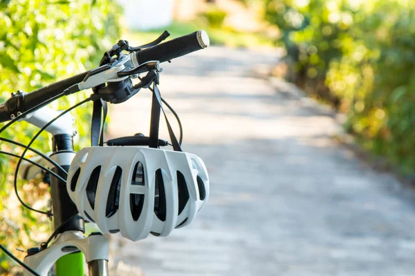 Bicicleta Montaña Con Casco Manillar —  Fotos de Stock