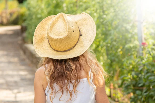 Mujer Sombrero Verano Aire Libre Por Detrás — Foto de Stock