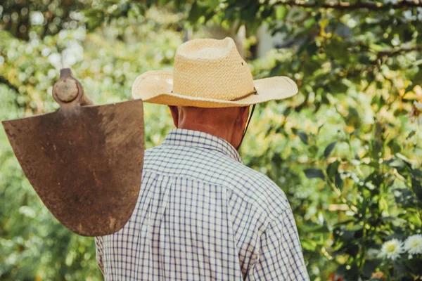 Γεωργός Εργαλείο Άροσης Και Καπέλο — Φωτογραφία Αρχείου